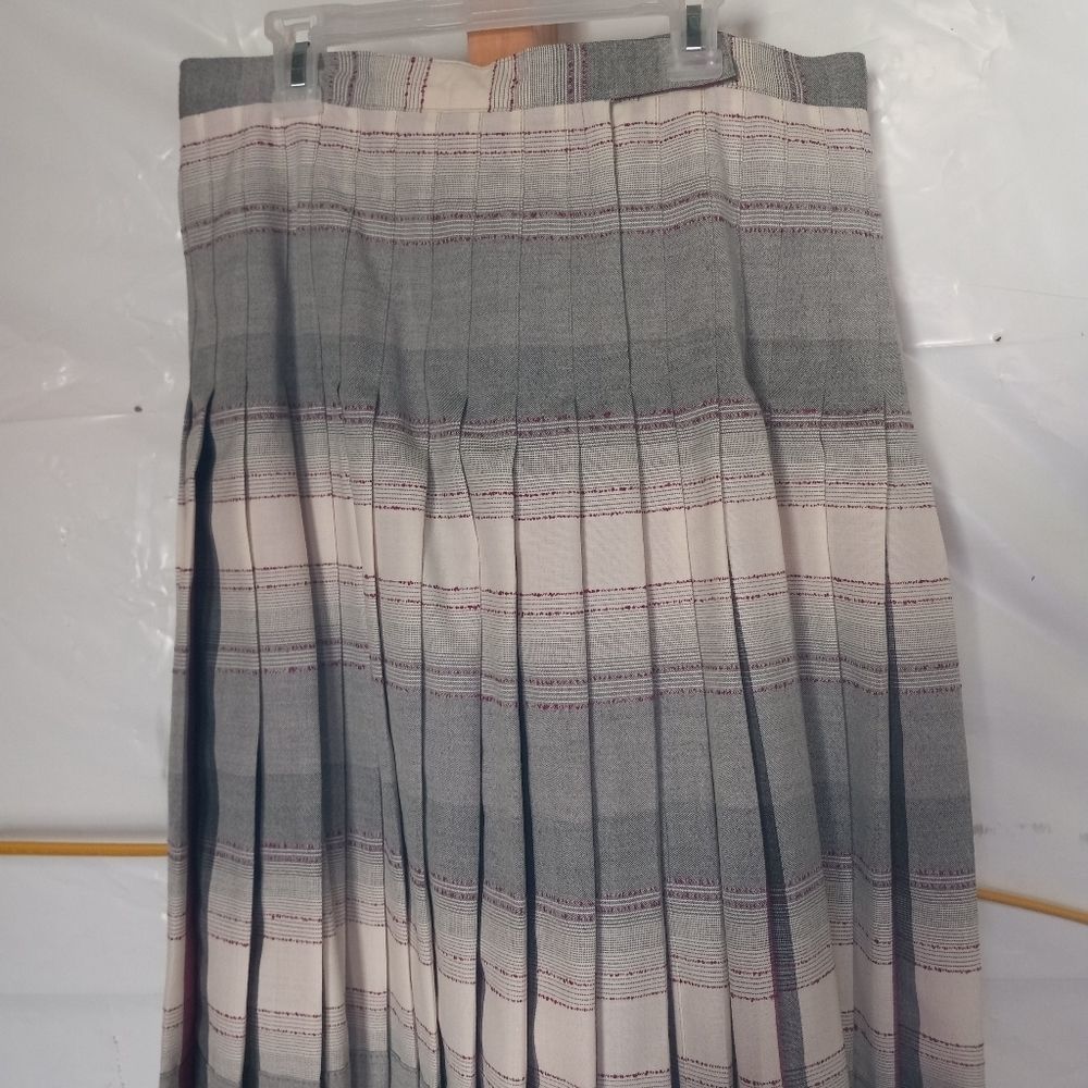 Pleated/Reversible Skirt - Picture 3 of 9